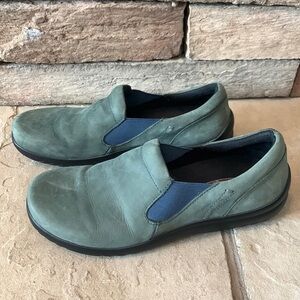Klogs sz 7.5 green slip on comfort shoes